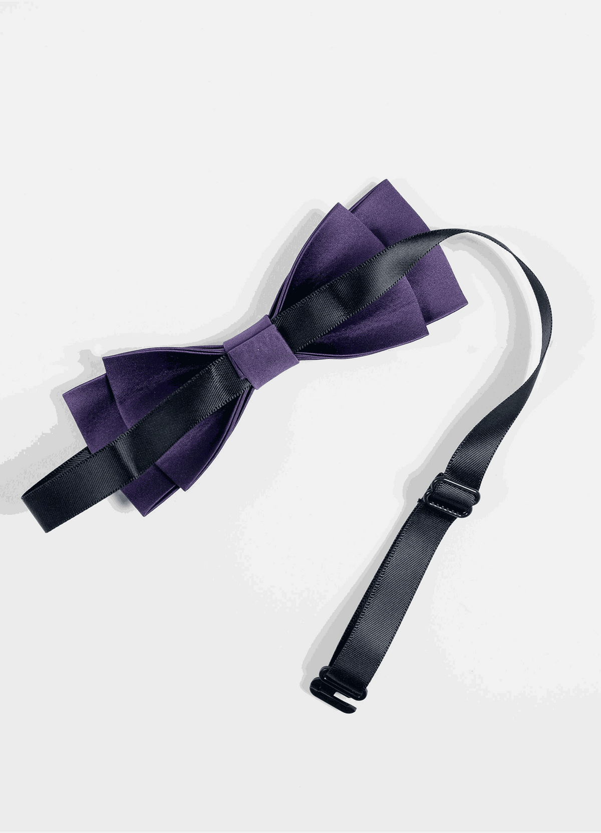 Fliege Purple Essence aus violettem Stoff mit schwarzem Satinband und verstellbarem Verschluss am Nacken